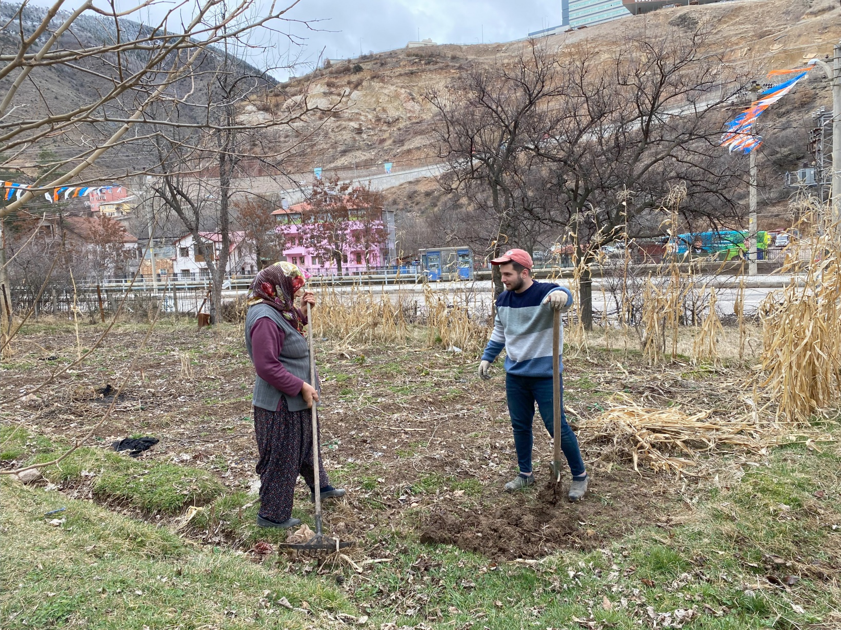 Gümüşhane'de üniversite öğrencisi yaşlı çiftin yardımına koştu 4