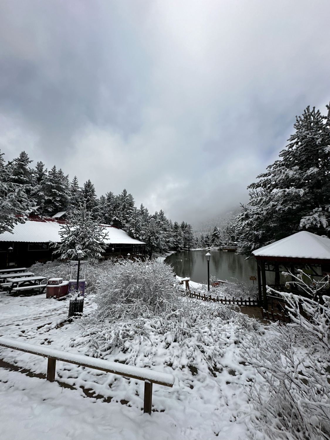 Zigana Dağı'nın eteklerindeki Limni Gölü beyaz gelinliğini giydi 1