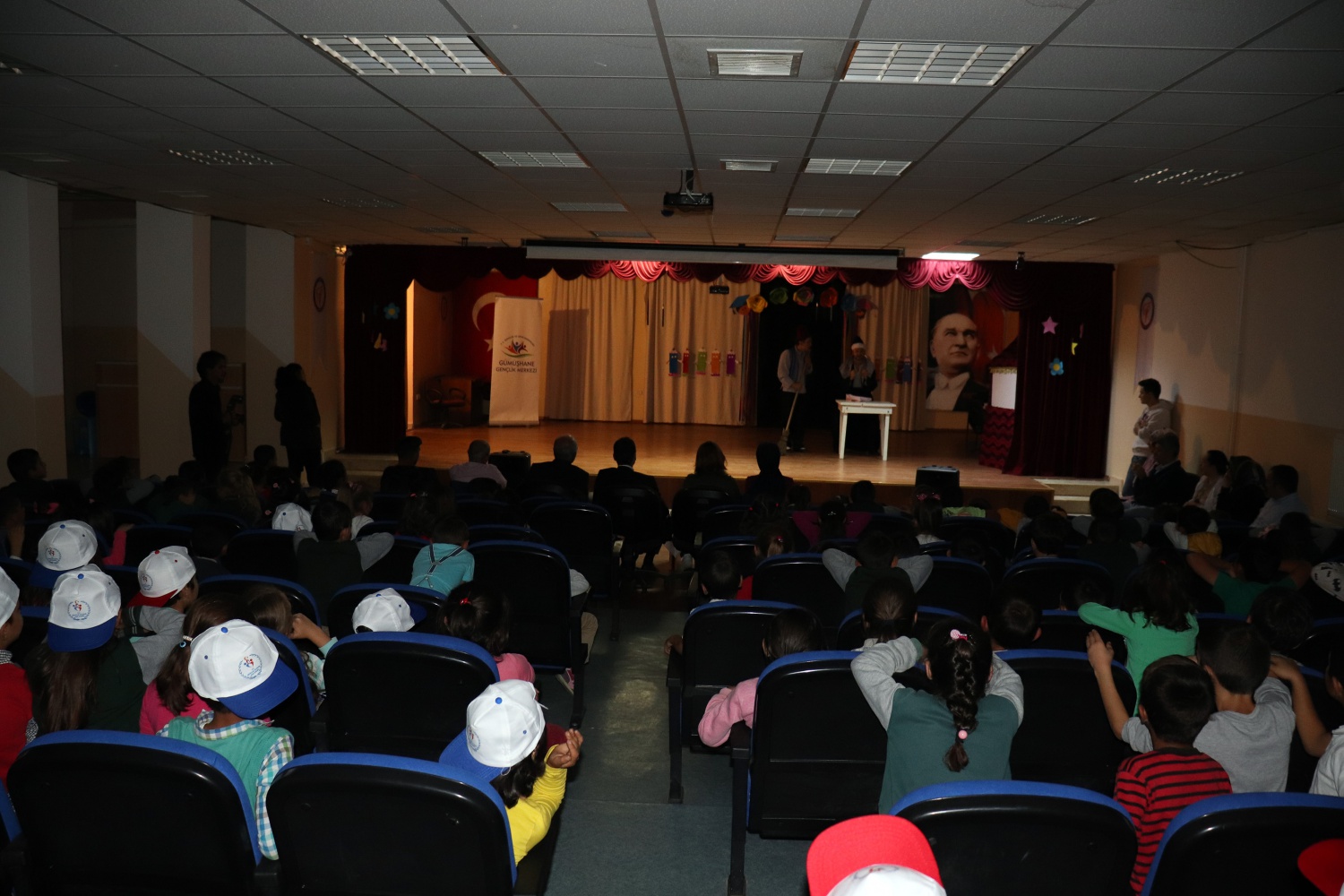 Gönüllü gençler Şiran’da yüzleri güldürdü 9