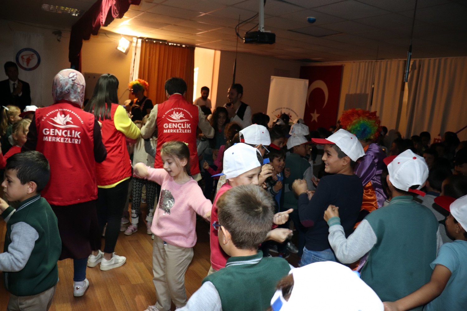 Gönüllü gençler Şiran’da yüzleri güldürdü 14