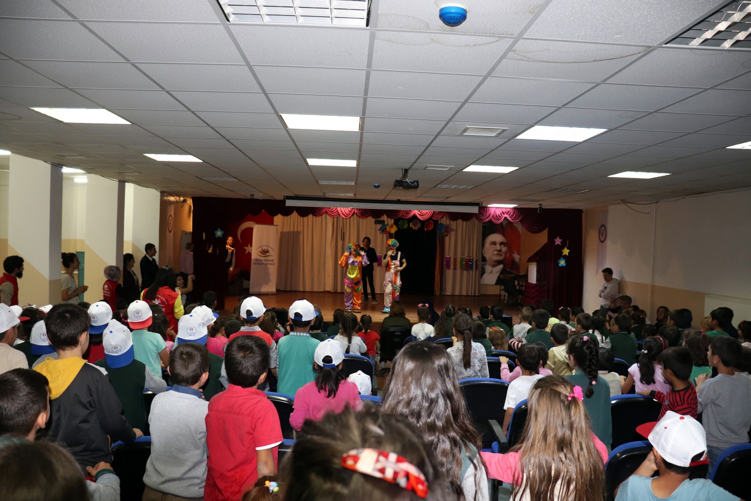 Gönüllü gençler Şiran’da yüzleri güldürdü 3