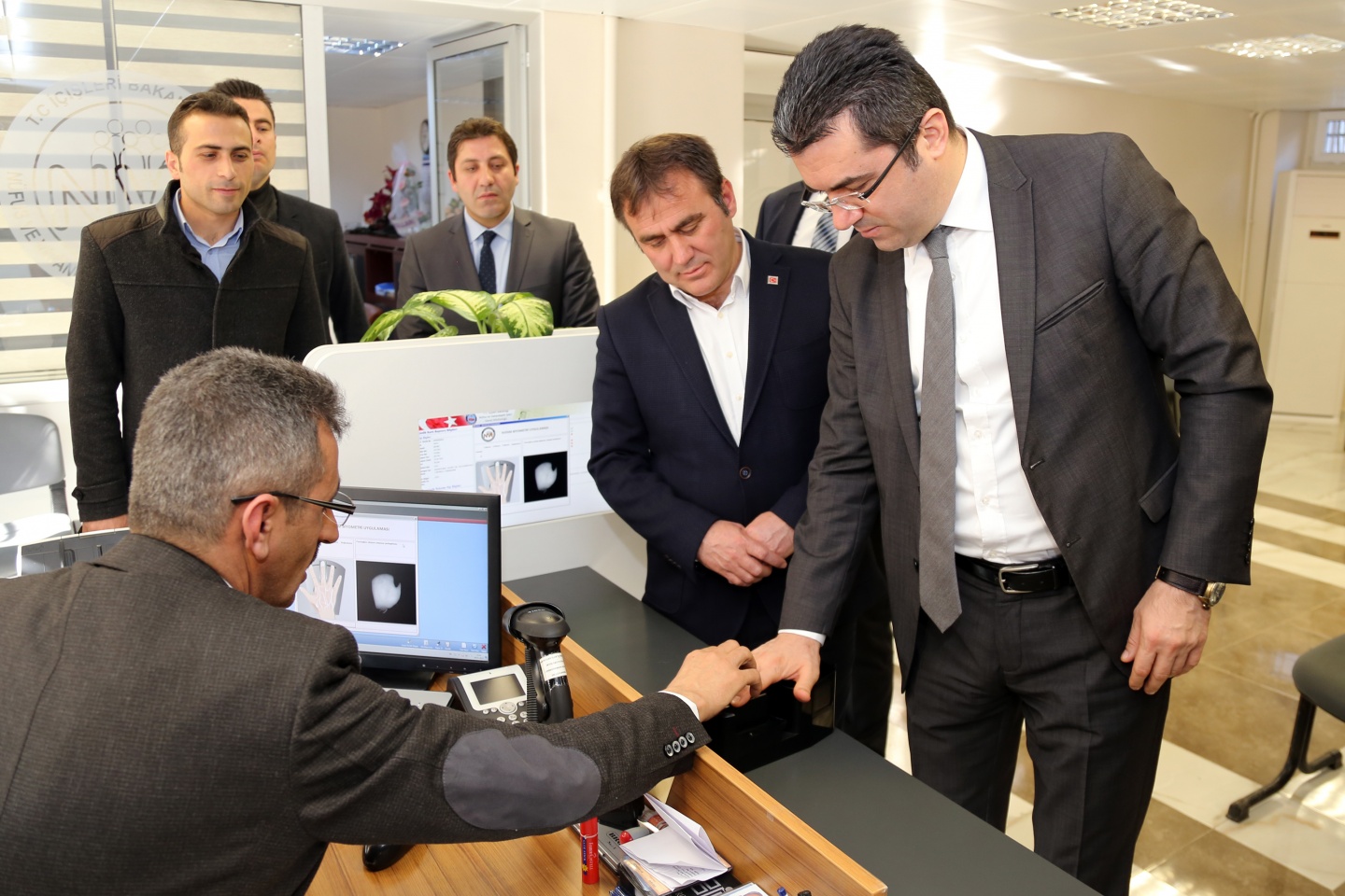 Vali Memiş ve Başkan Çimen yeni kimlik kartına müracaat etti 4