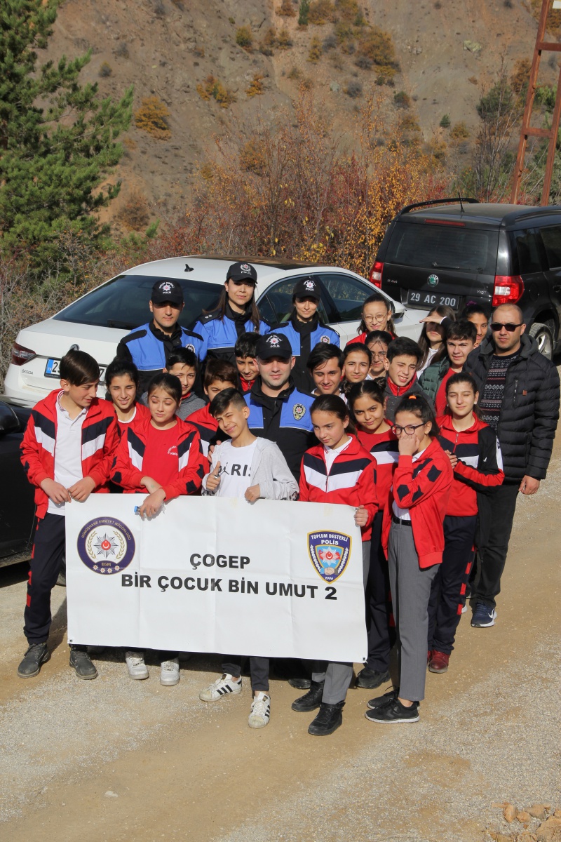 Öğrenciler polis abi ve ablaları ile fidan dikti 2