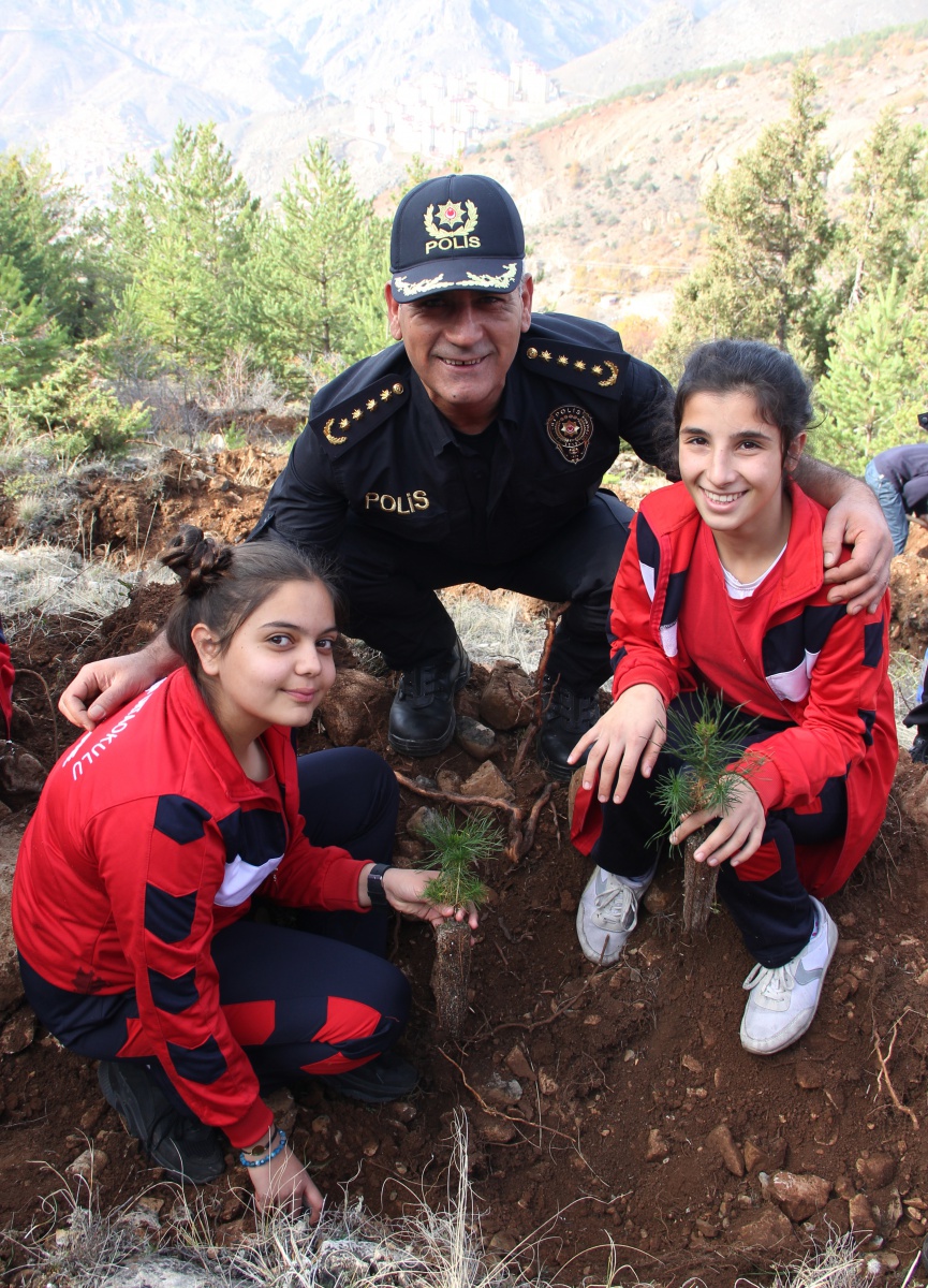 Öğrenciler polis abi ve ablaları ile fidan dikti 3