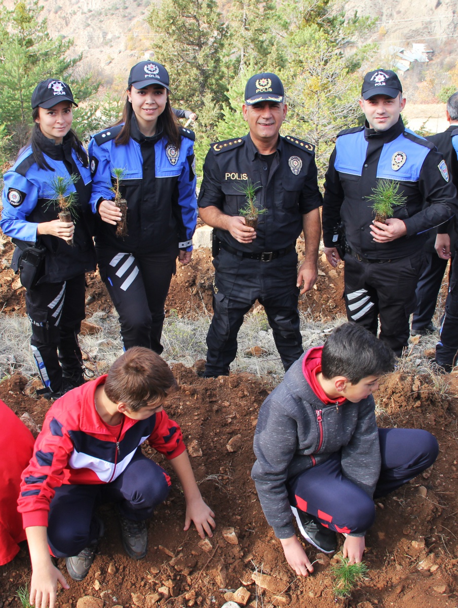 Öğrenciler polis abi ve ablaları ile fidan dikti 1