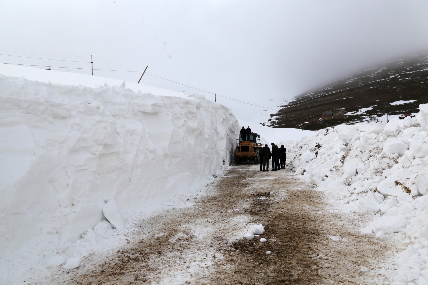 Gümüşhane’de seçim için 6 metrelik kar kütleleri aşılıyor 31