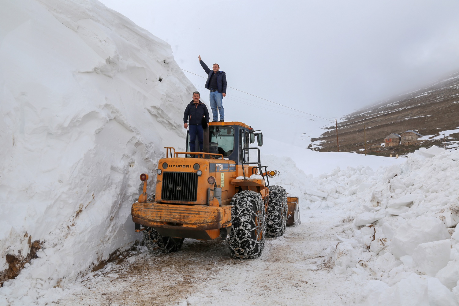 Gümüşhane’de seçim için 6 metrelik kar kütleleri aşılıyor 32