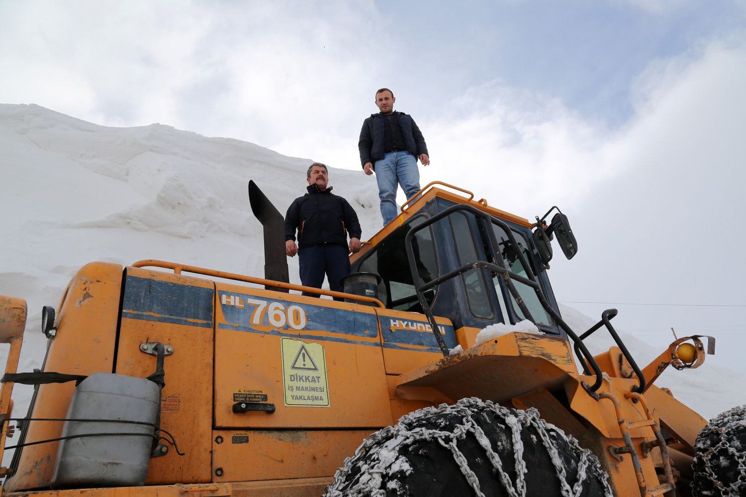 Gümüşhane’de seçim için 6 metrelik kar kütleleri aşılıyor 5