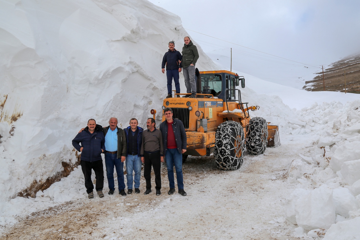 Gümüşhane’de seçim için 6 metrelik kar kütleleri aşılıyor 15