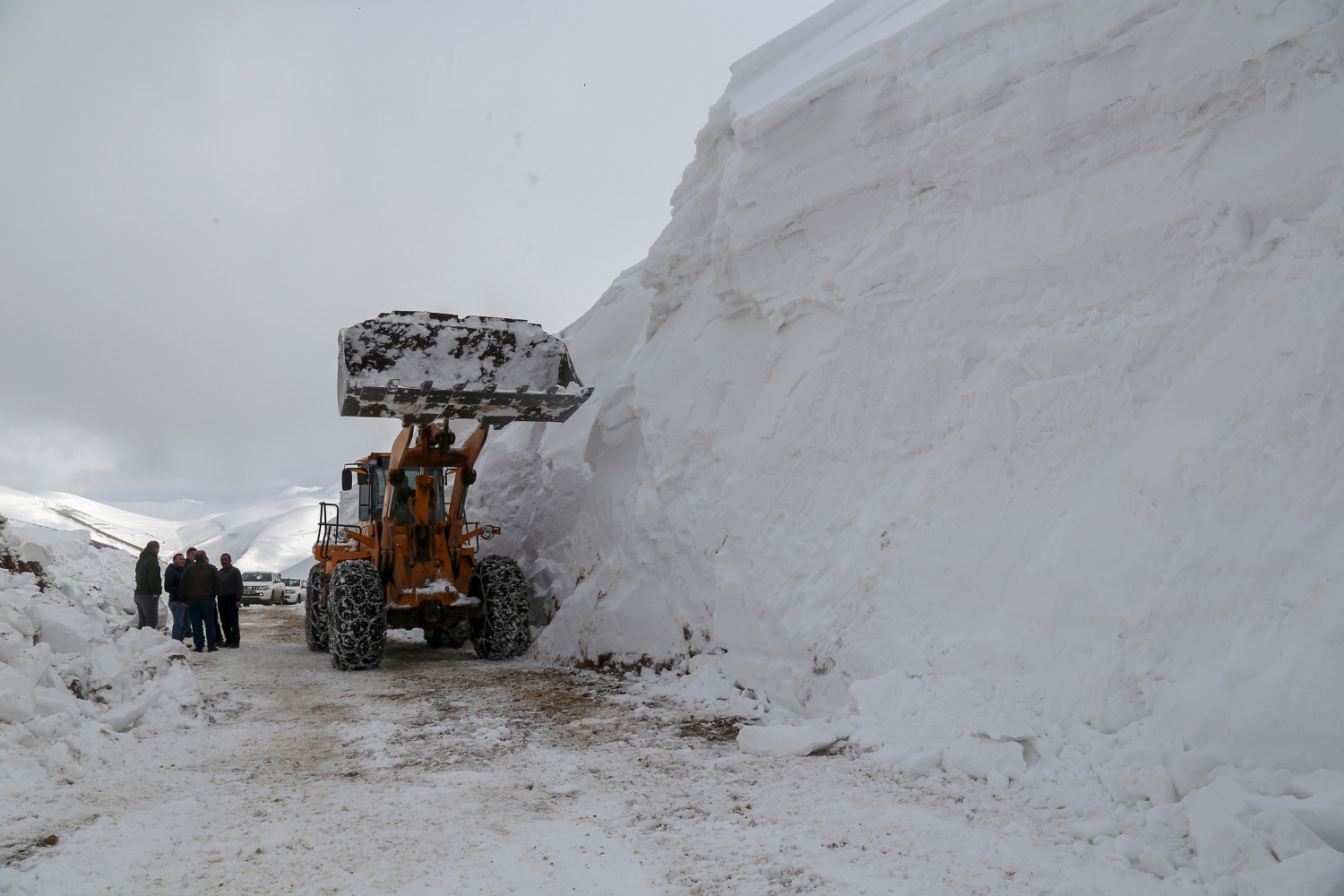 Gümüşhane’de seçim için 6 metrelik kar kütleleri aşılıyor 17