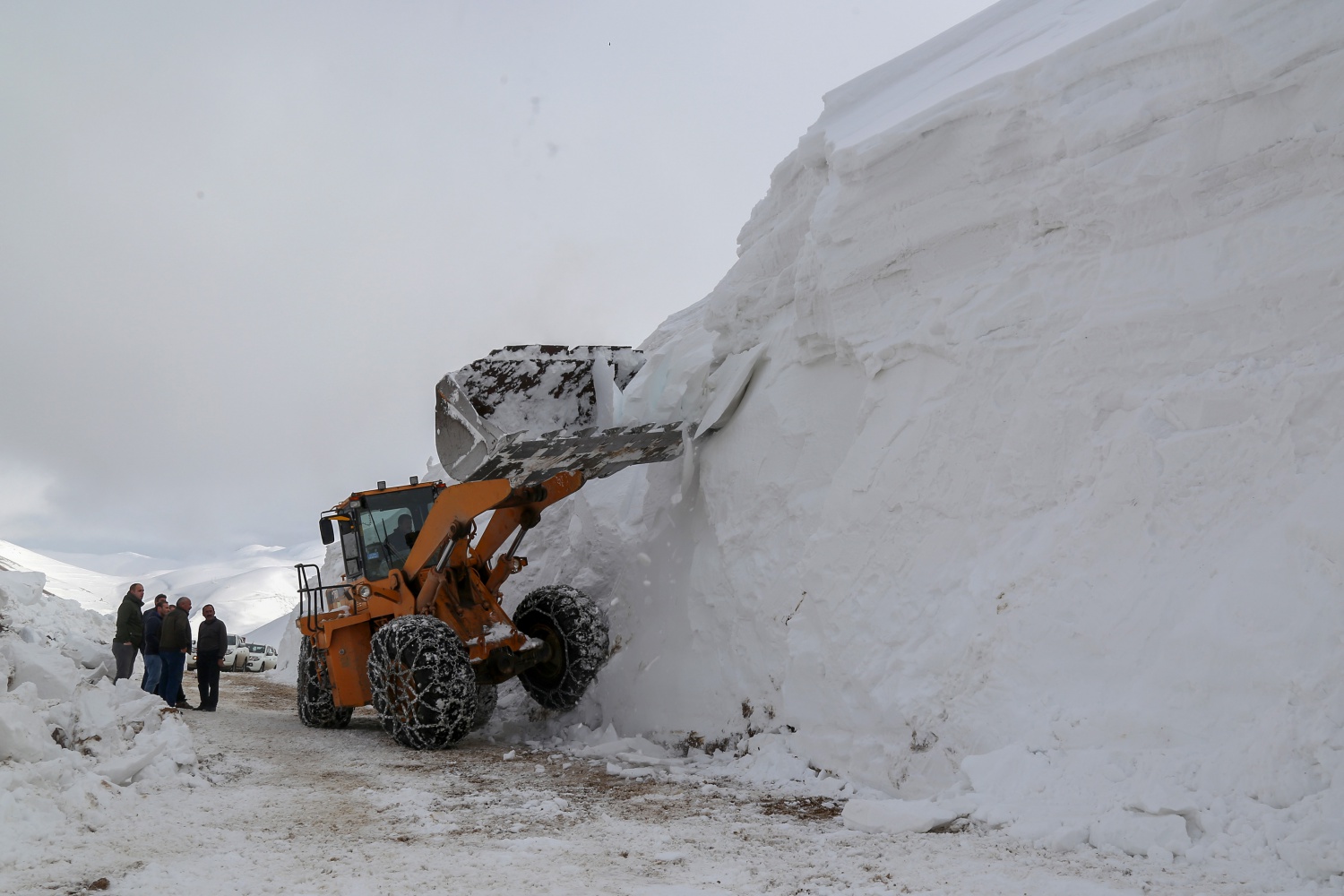 Gümüşhane’de seçim için 6 metrelik kar kütleleri aşılıyor 4