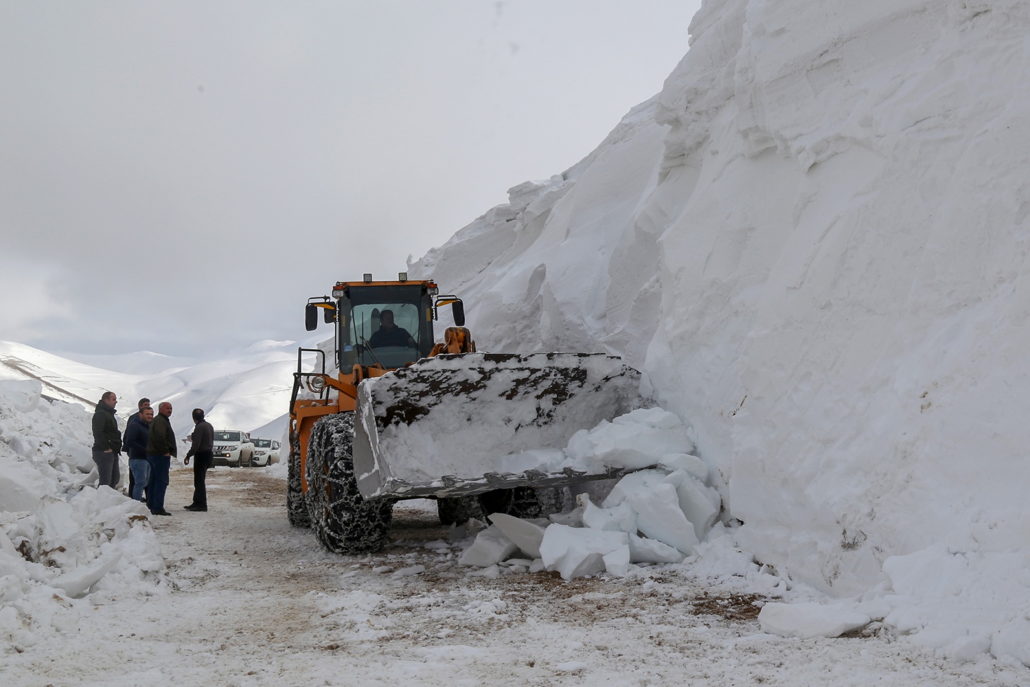 Gümüşhane’de seçim için 6 metrelik kar kütleleri aşılıyor 16