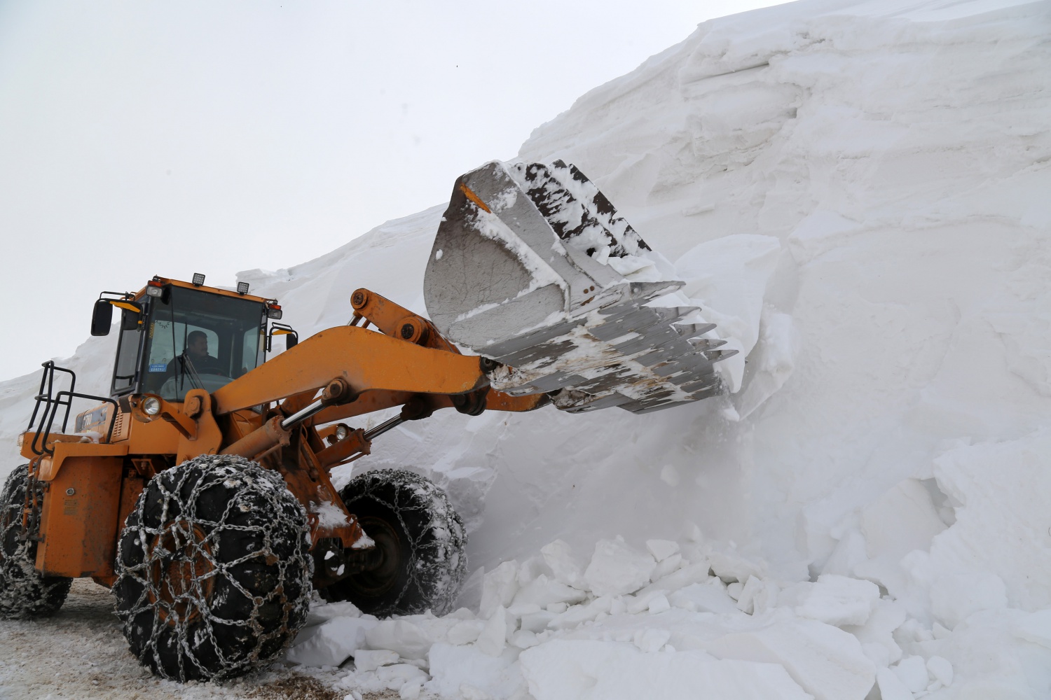 Gümüşhane’de seçim için 6 metrelik kar kütleleri aşılıyor 22