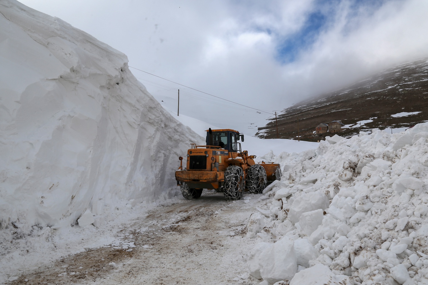 Gümüşhane’de seçim için 6 metrelik kar kütleleri aşılıyor 27