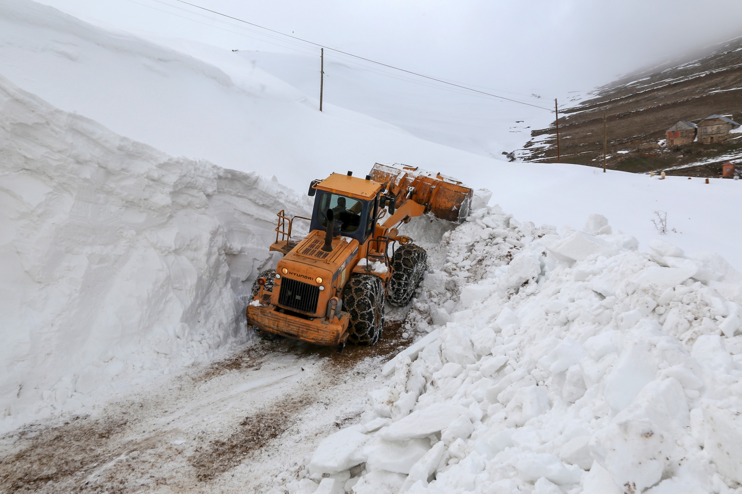 Gümüşhane’de seçim için 6 metrelik kar kütleleri aşılıyor 24