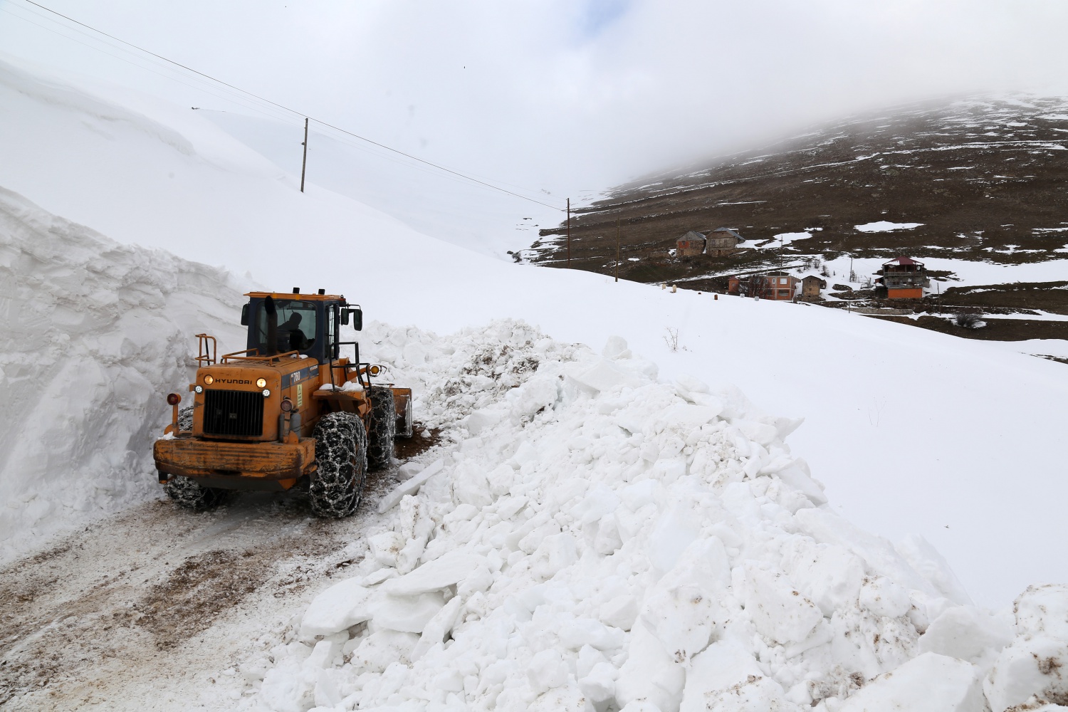 Gümüşhane’de seçim için 6 metrelik kar kütleleri aşılıyor 21