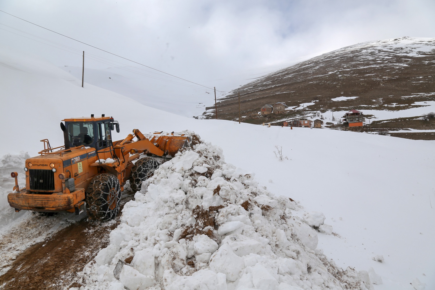 Gümüşhane’de seçim için 6 metrelik kar kütleleri aşılıyor 13
