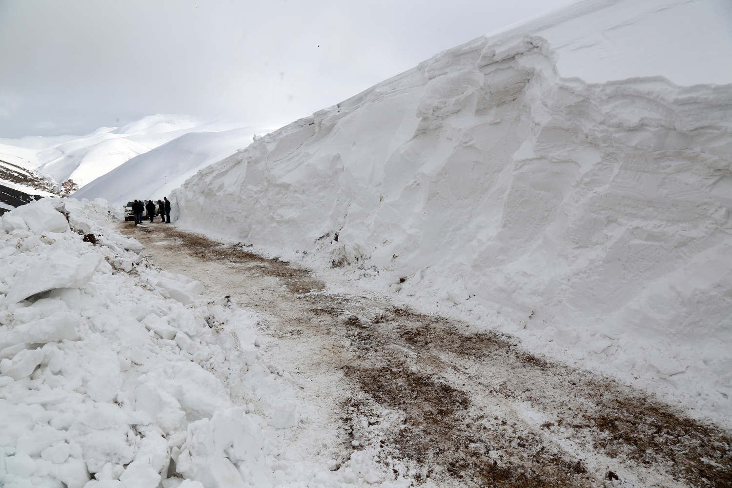 Gümüşhane’de seçim için 6 metrelik kar kütleleri aşılıyor 38