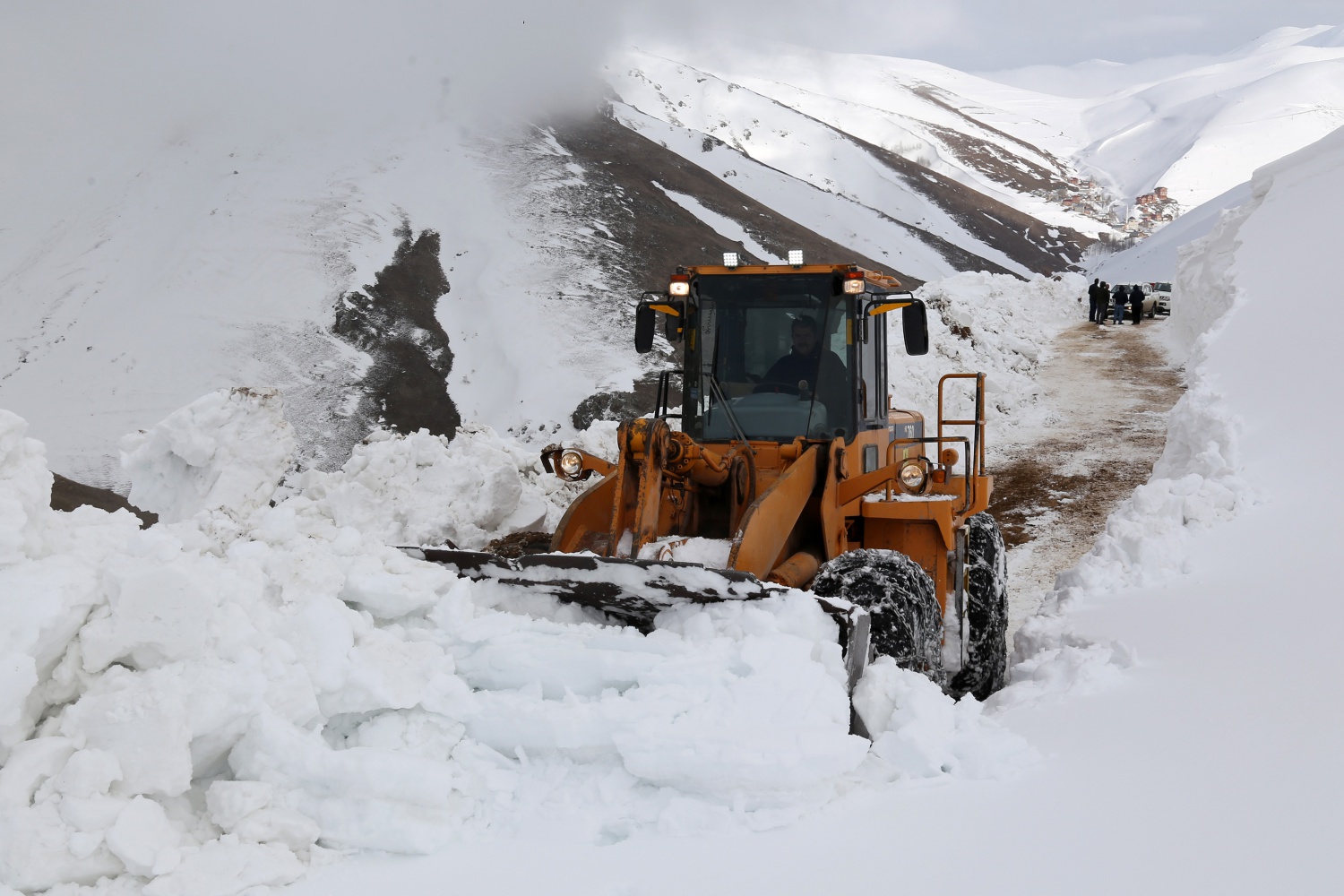 Gümüşhane’de seçim için 6 metrelik kar kütleleri aşılıyor 9