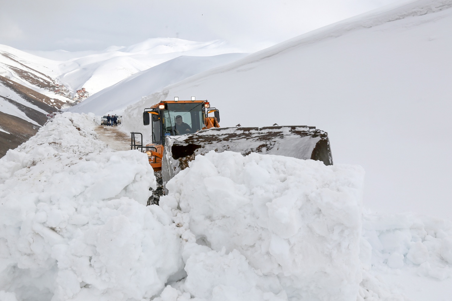Gümüşhane’de seçim için 6 metrelik kar kütleleri aşılıyor 2