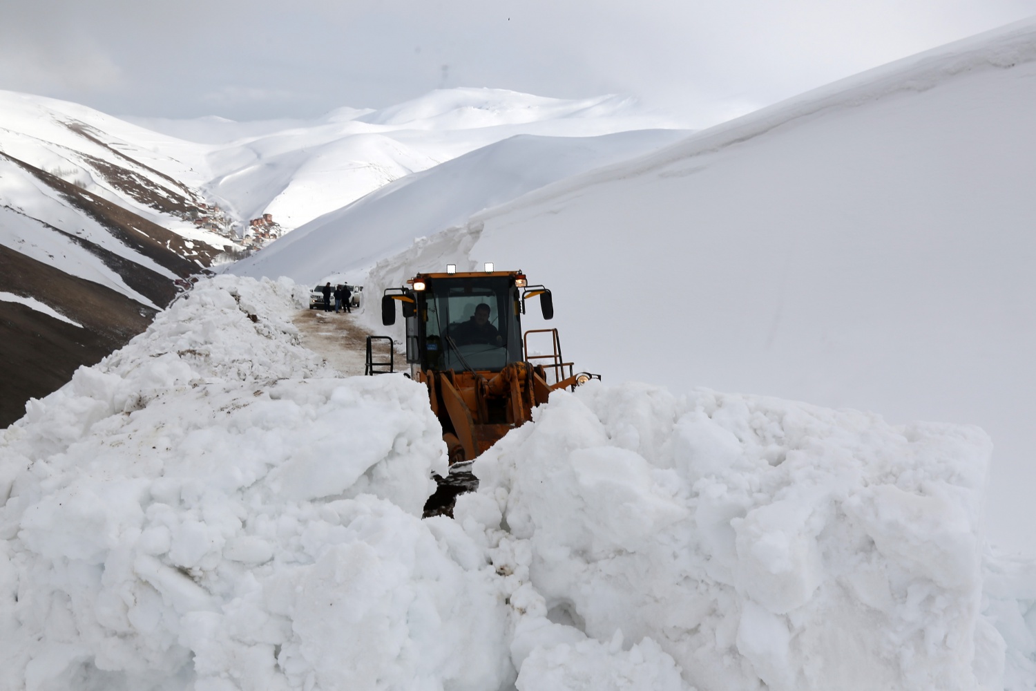 Gümüşhane’de seçim için 6 metrelik kar kütleleri aşılıyor 1