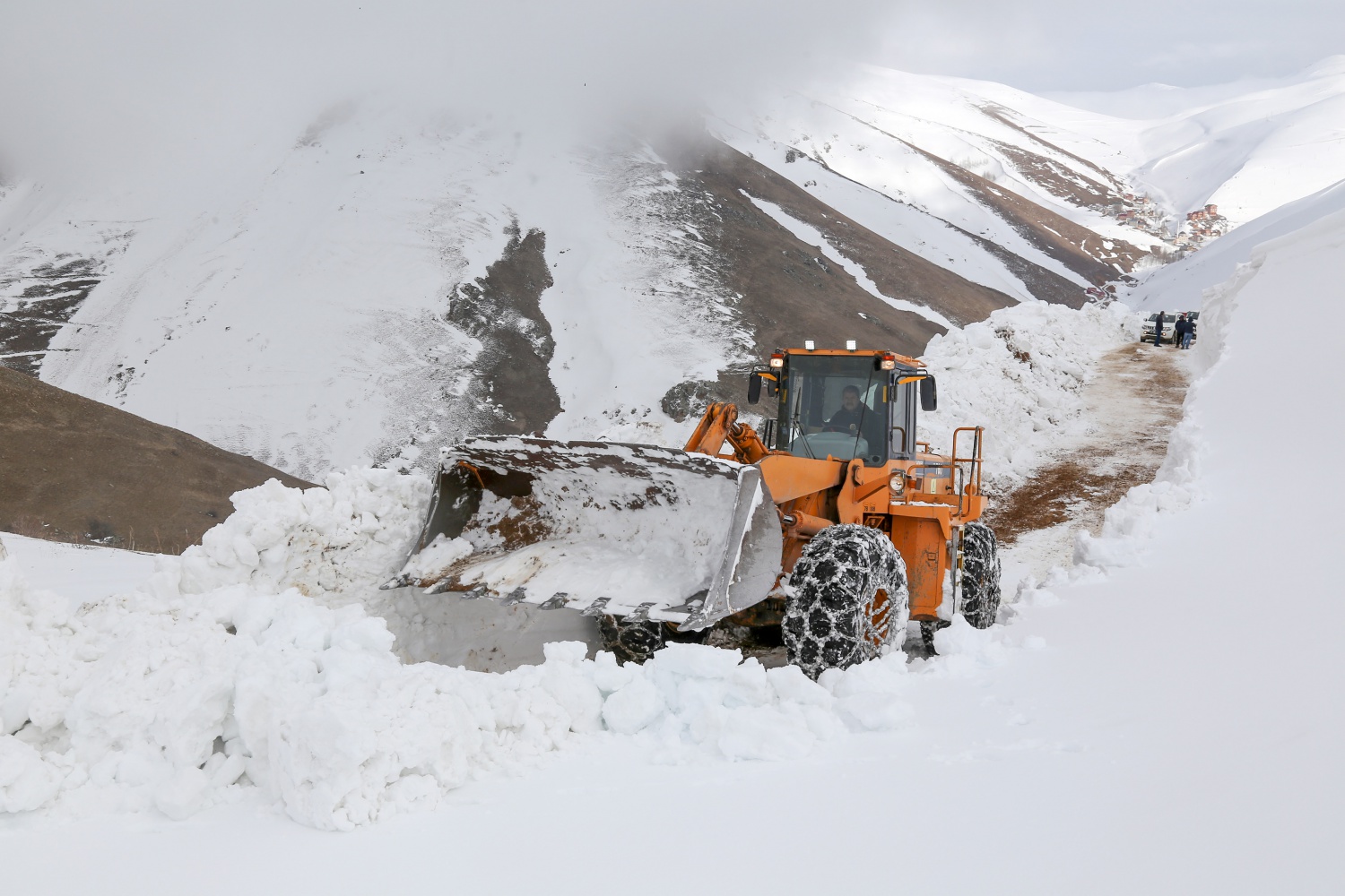 Gümüşhane’de seçim için 6 metrelik kar kütleleri aşılıyor 8