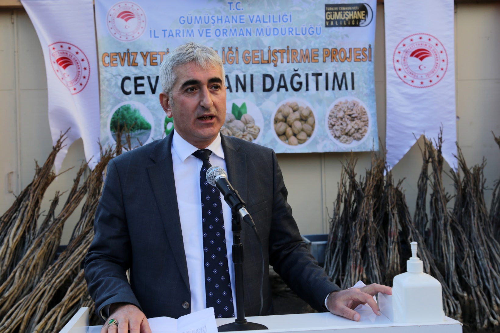 Gümüşhane’de 5 bin 322 adet ceviz fidanı daha toprakla buluştu 1