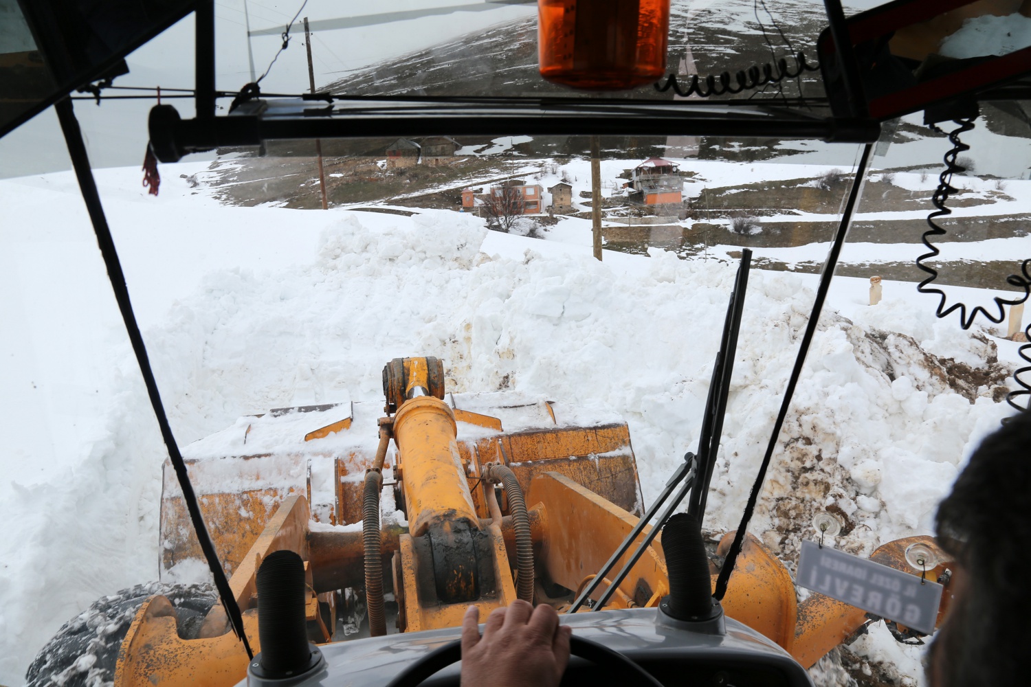 Gümüşhane’de seçim için 6 metrelik kar kütleleri aşılıyor 28