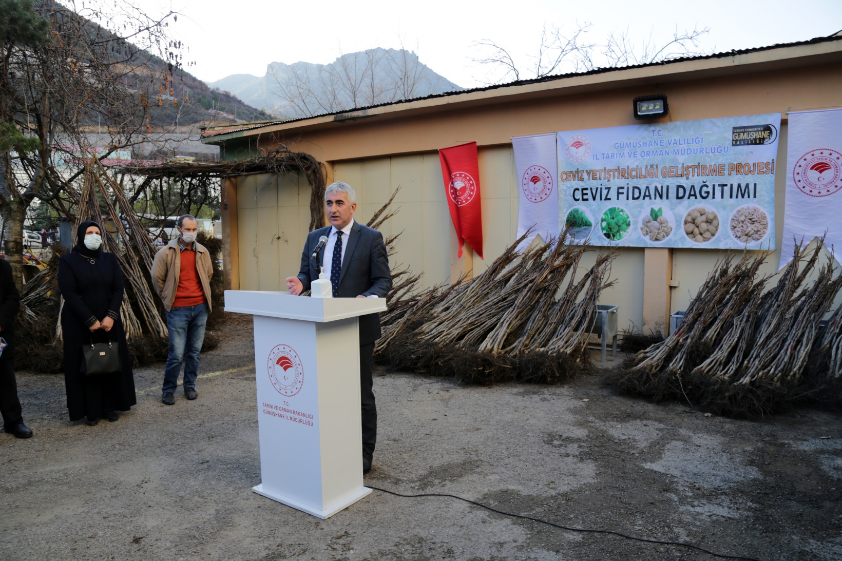 Gümüşhane’de 5 bin 322 adet ceviz fidanı daha toprakla buluştu 8