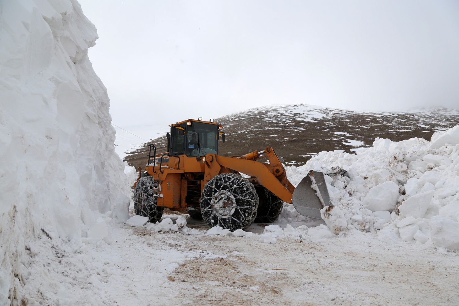 Gümüşhane’de seçim için 6 metrelik kar kütleleri aşılıyor 30