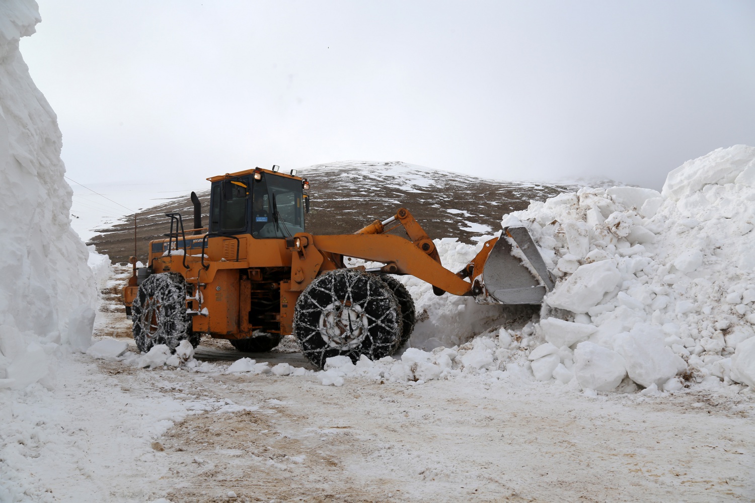 Gümüşhane’de seçim için 6 metrelik kar kütleleri aşılıyor 11