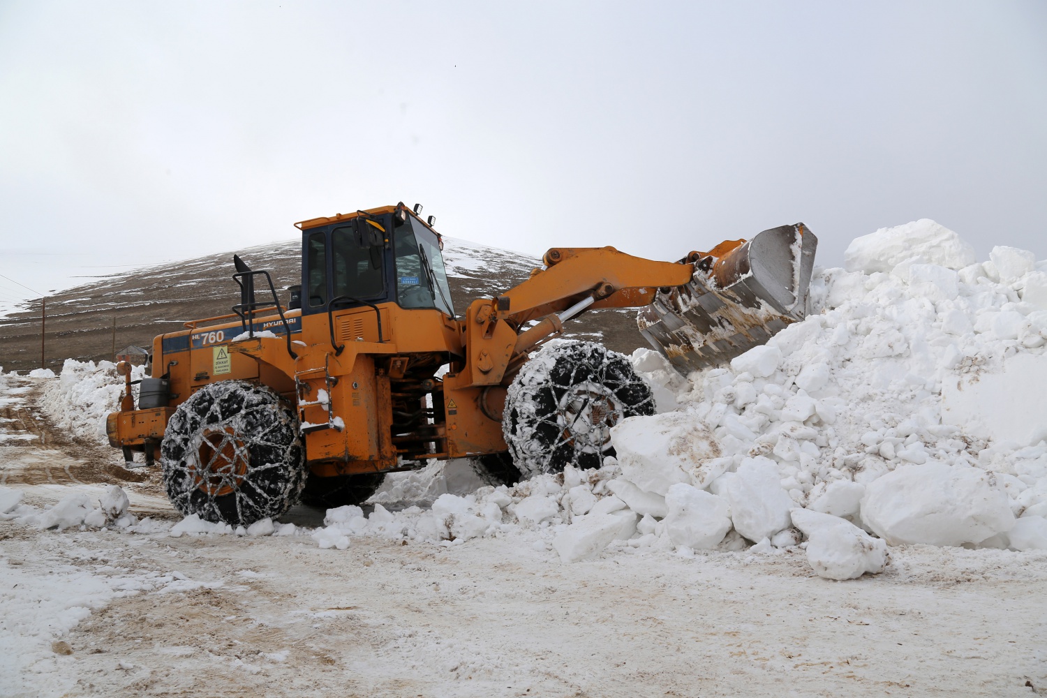 Gümüşhane’de seçim için 6 metrelik kar kütleleri aşılıyor 40
