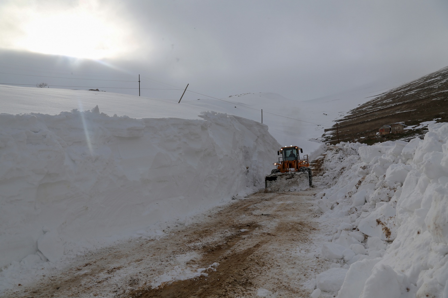 Gümüşhane’de seçim için 6 metrelik kar kütleleri aşılıyor 7