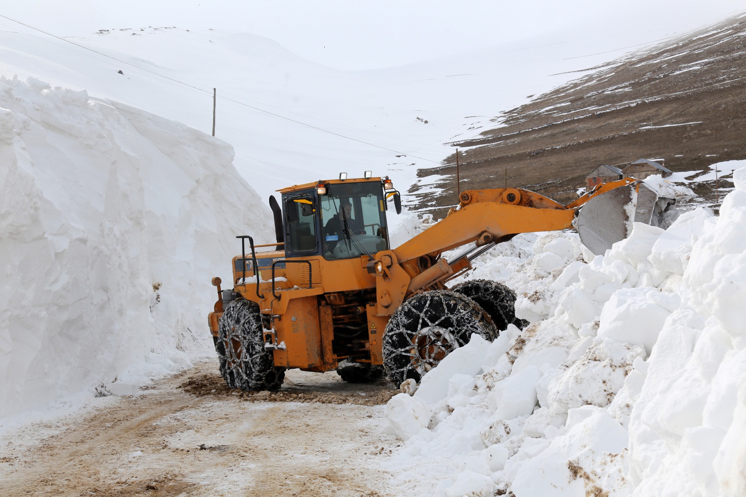 Gümüşhane’de seçim için 6 metrelik kar kütleleri aşılıyor 20