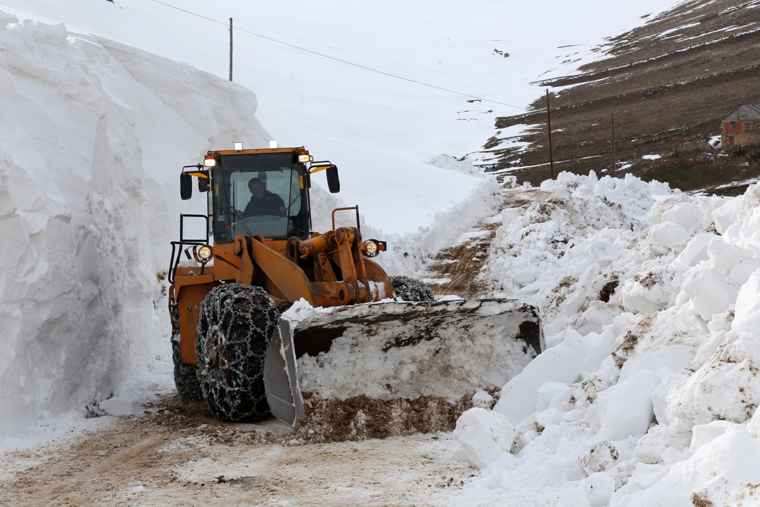 Gümüşhane’de seçim için 6 metrelik kar kütleleri aşılıyor 39