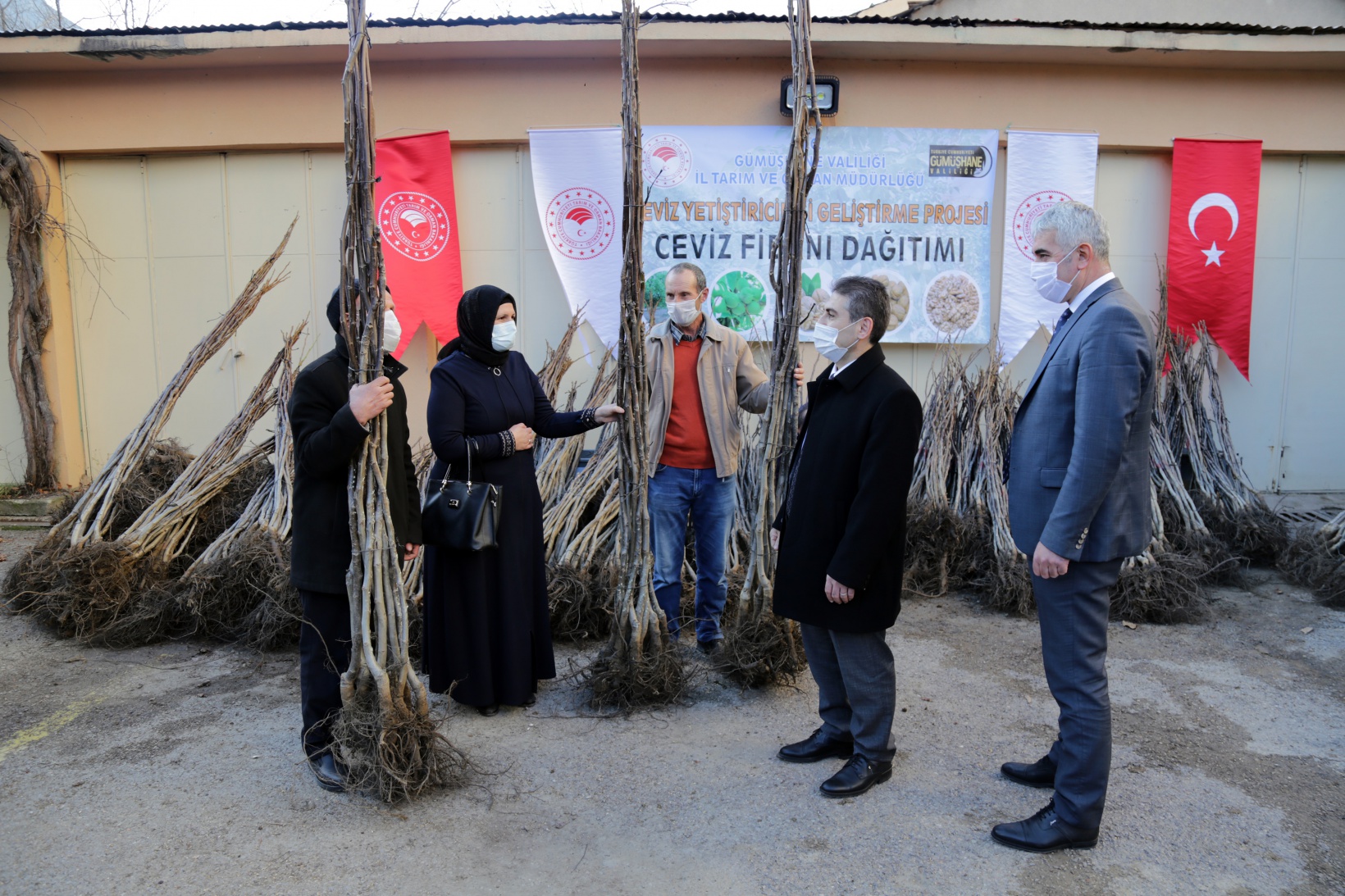 Gümüşhane’de 5 bin 322 adet ceviz fidanı daha toprakla buluştu 9