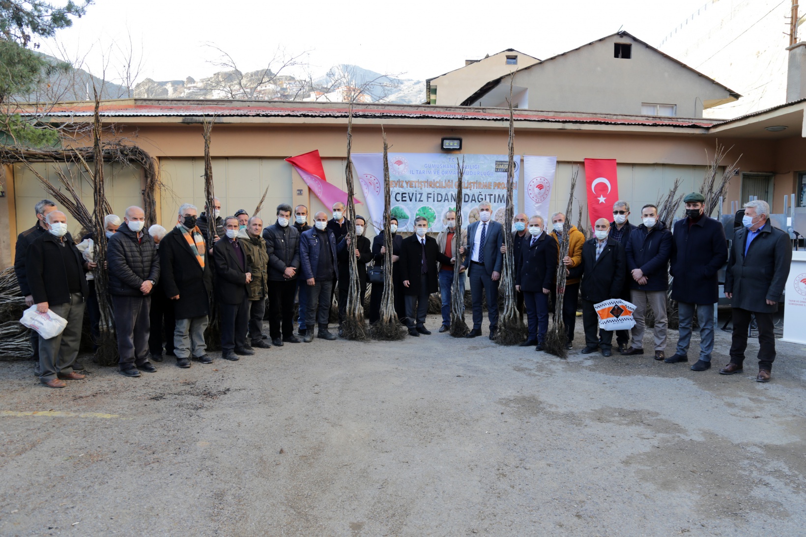 Gümüşhane’de 5 bin 322 adet ceviz fidanı daha toprakla buluştu 3