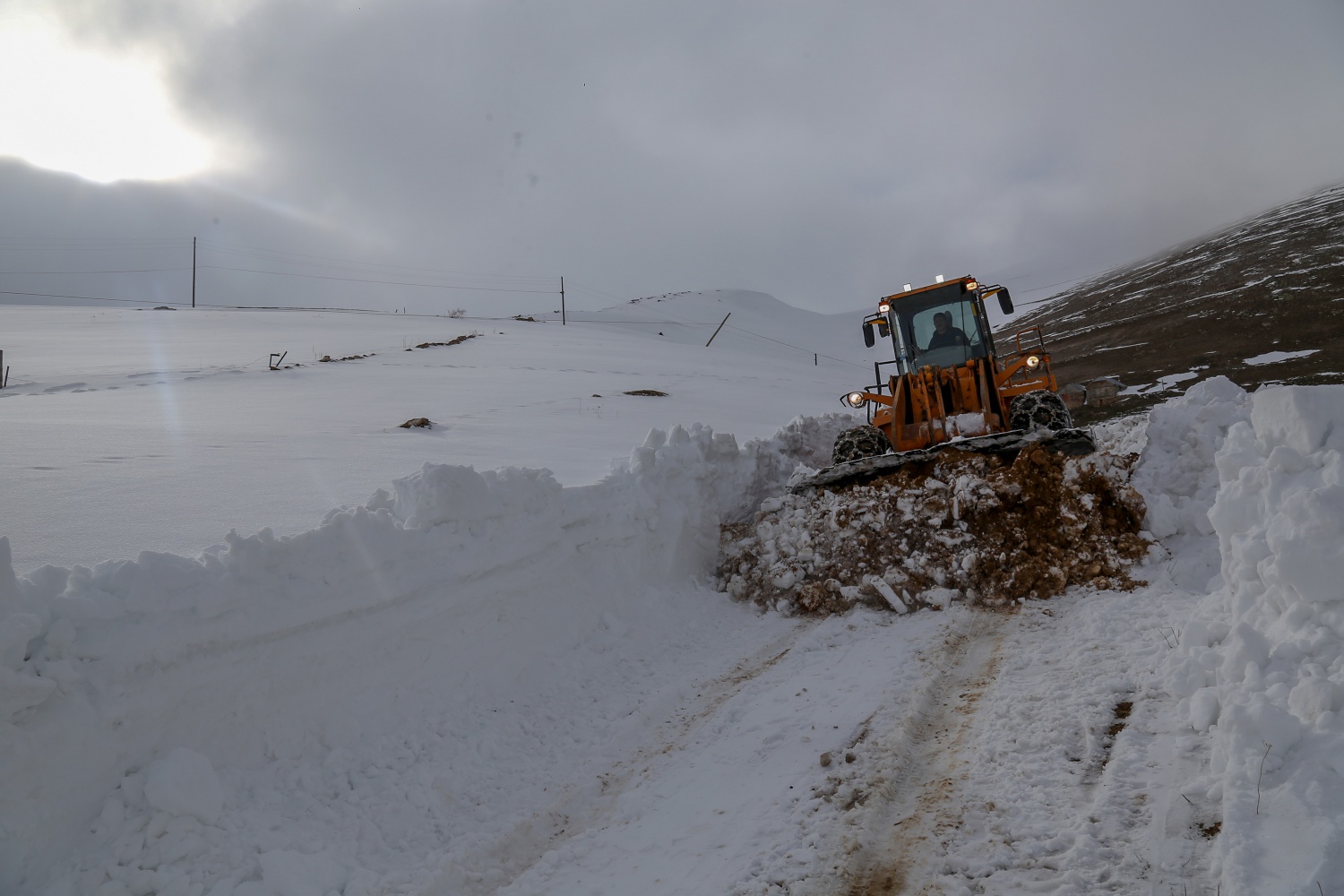 Gümüşhane’de seçim için 6 metrelik kar kütleleri aşılıyor 42