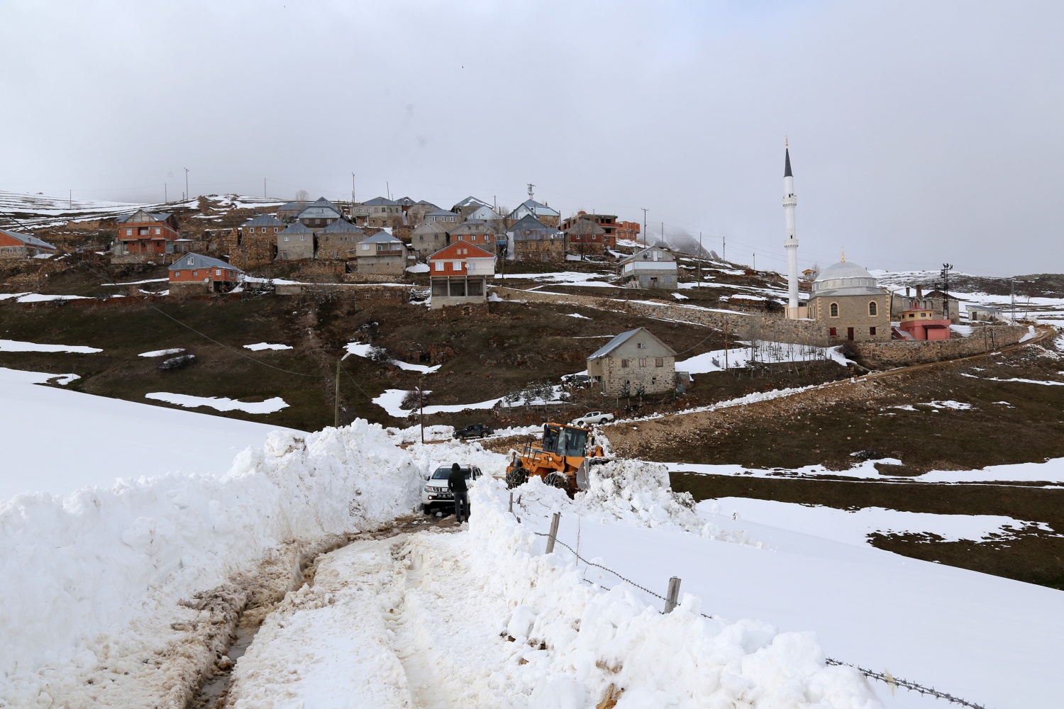 Gümüşhane’de seçim için 6 metrelik kar kütleleri aşılıyor 23