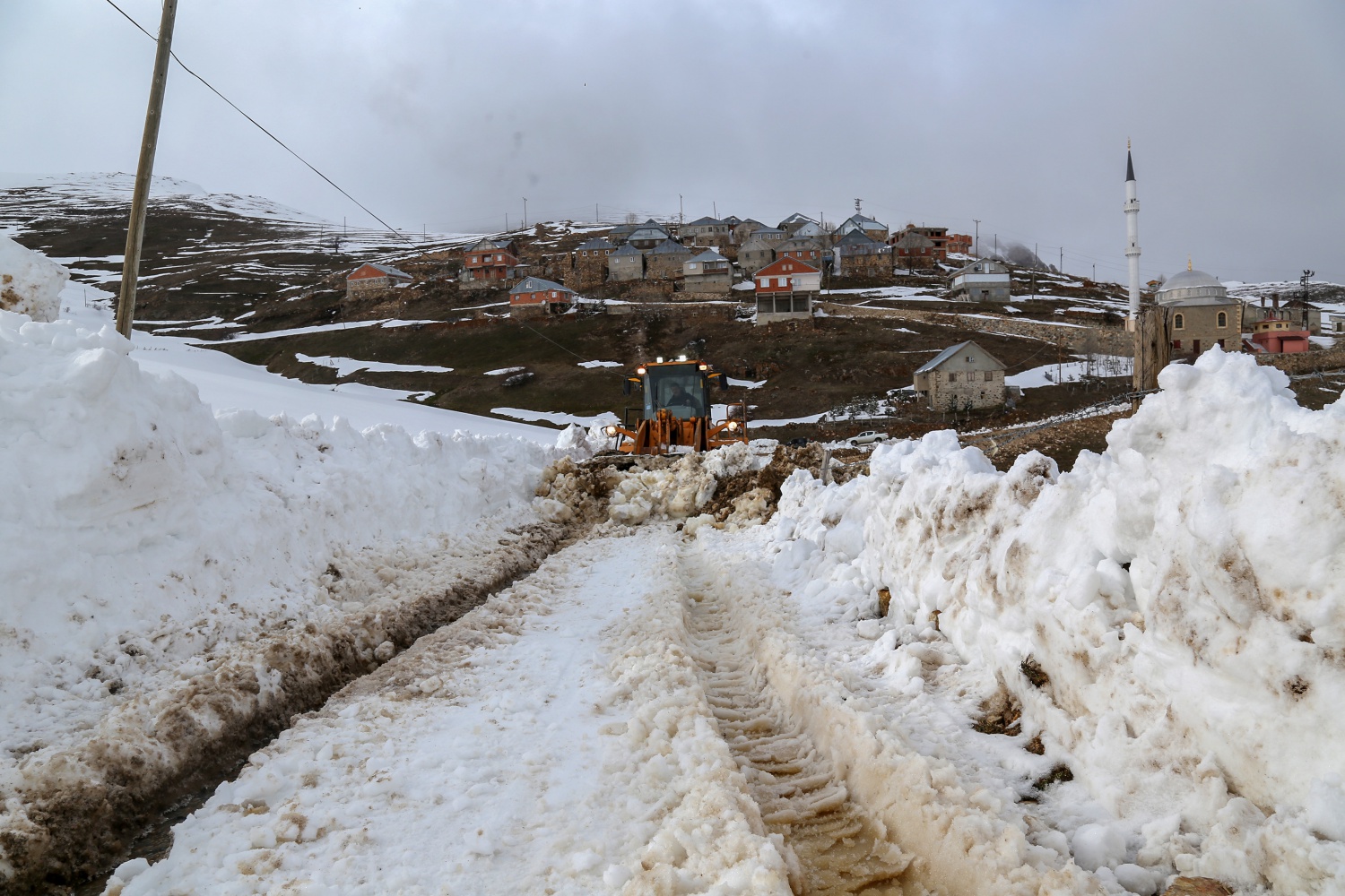 Gümüşhane’de seçim için 6 metrelik kar kütleleri aşılıyor 18