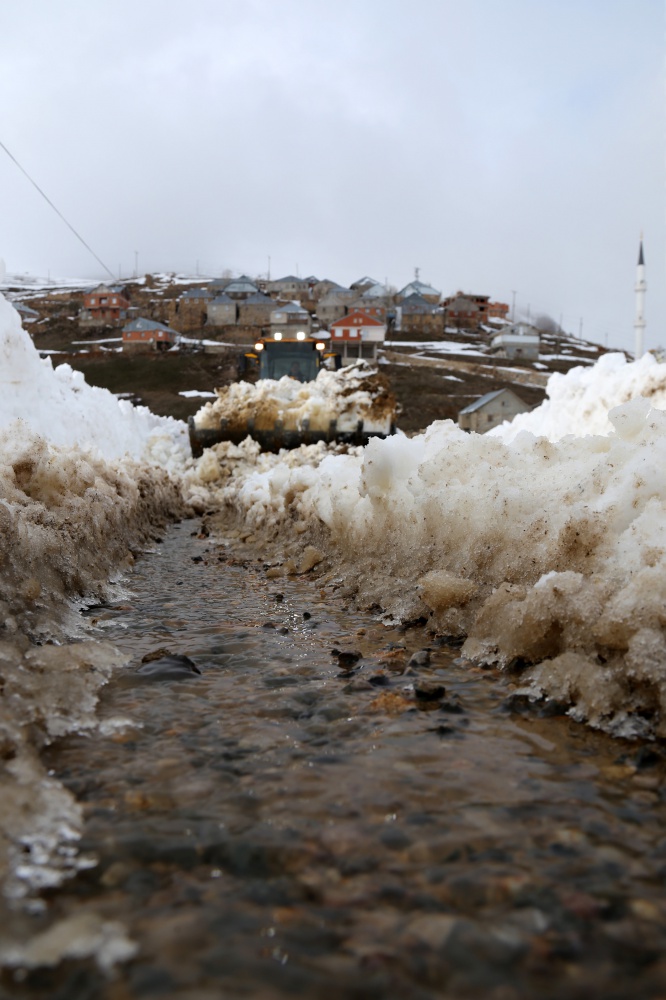 Gümüşhane’de seçim için 6 metrelik kar kütleleri aşılıyor 6