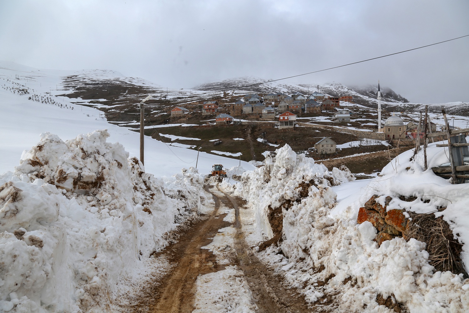 Gümüşhane’de seçim için 6 metrelik kar kütleleri aşılıyor 10