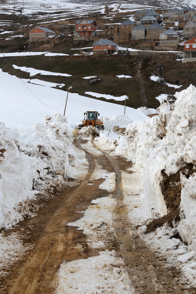 Gümüşhane’de seçim için 6 metrelik kar kütleleri aşılıyor 26