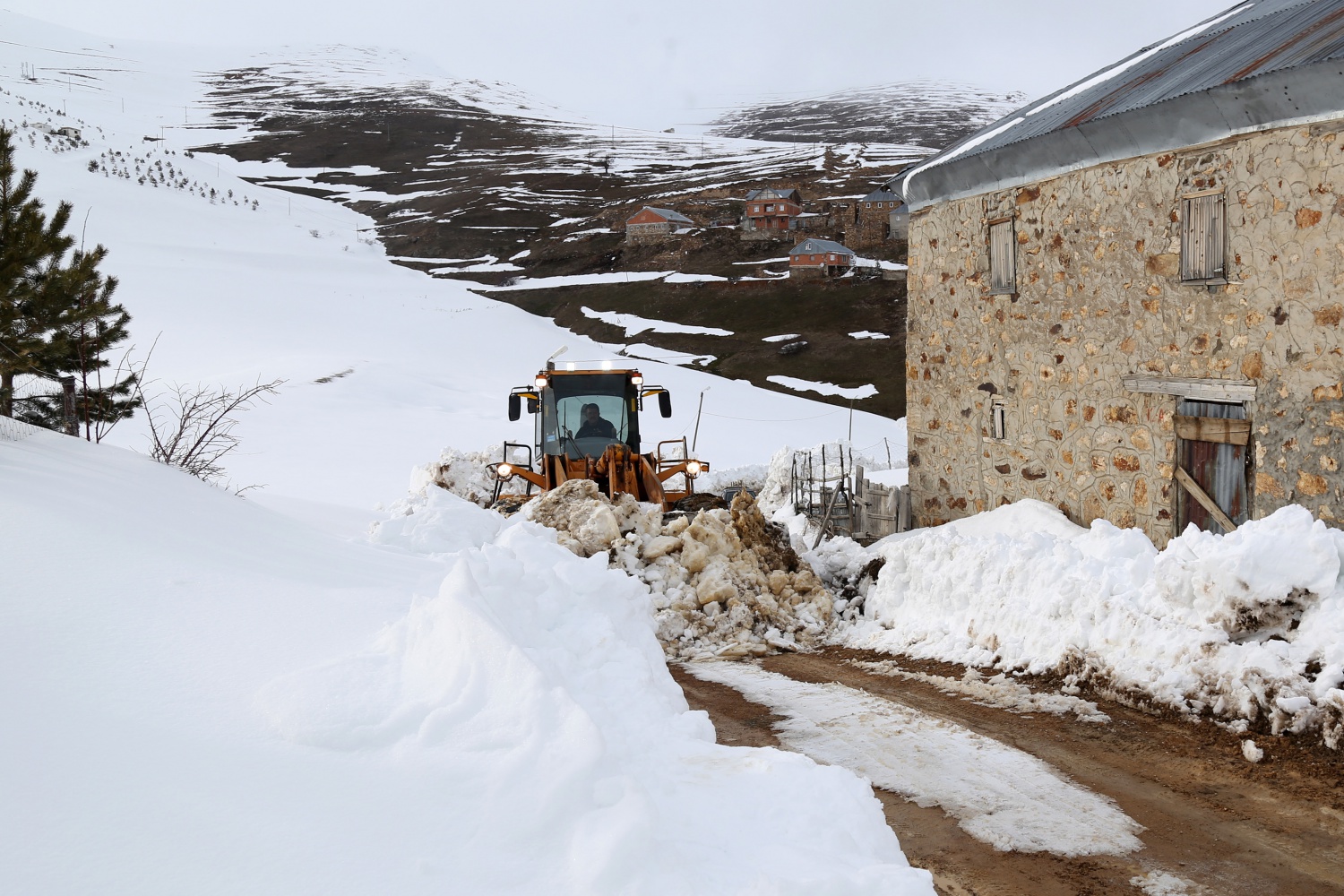 Gümüşhane’de seçim için 6 metrelik kar kütleleri aşılıyor 37