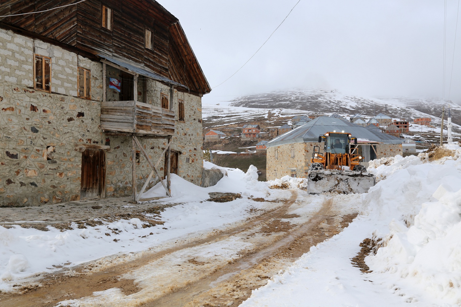 Gümüşhane’de seçim için 6 metrelik kar kütleleri aşılıyor 19