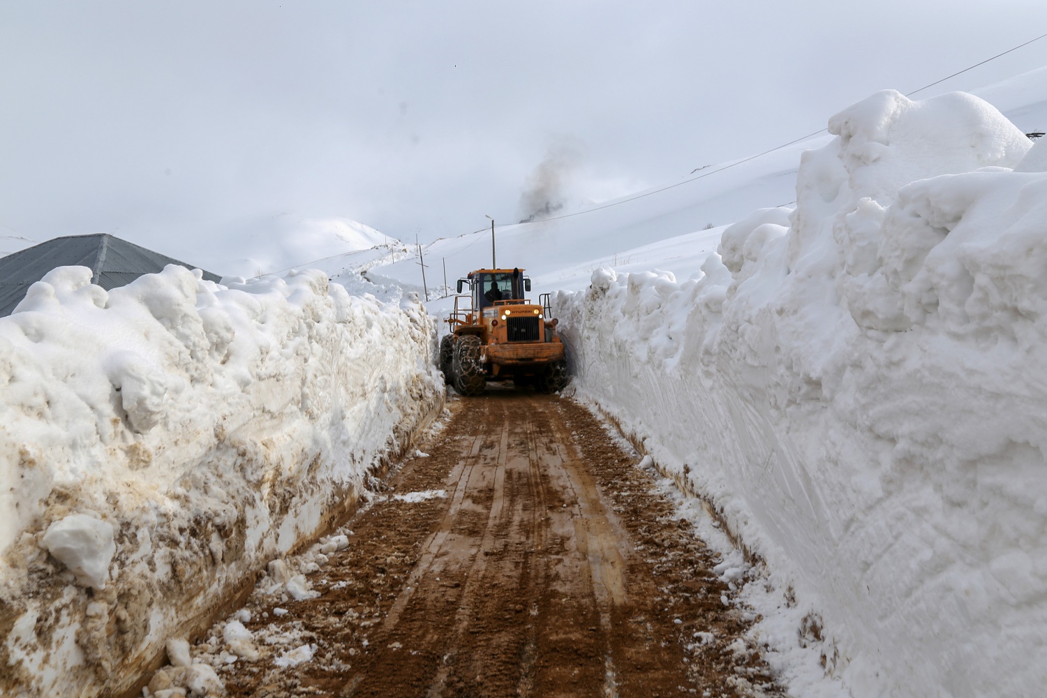 Gümüşhane’de seçim için 6 metrelik kar kütleleri aşılıyor 14