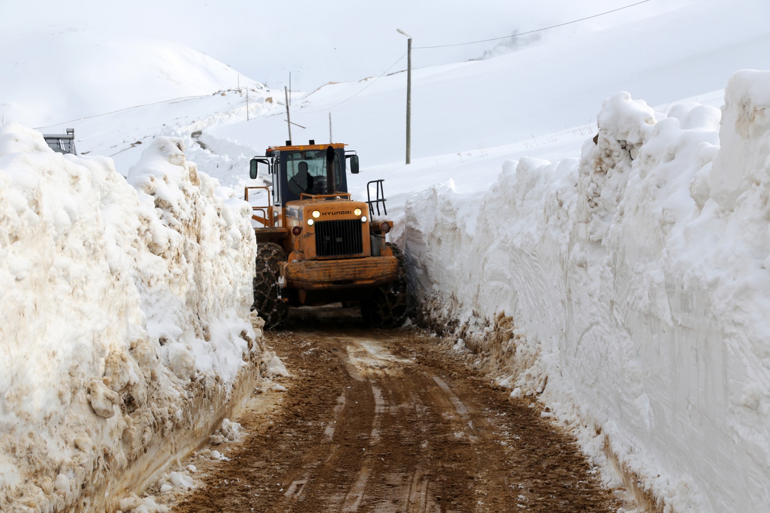 Gümüşhane’de seçim için 6 metrelik kar kütleleri aşılıyor 34
