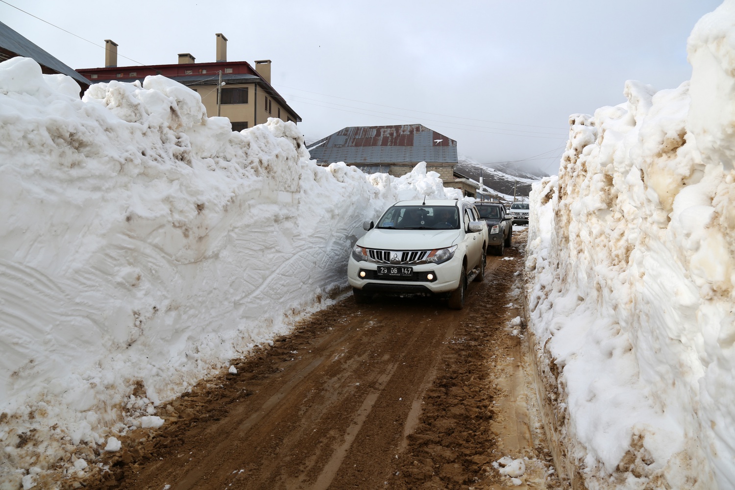 Gümüşhane’de seçim için 6 metrelik kar kütleleri aşılıyor 35