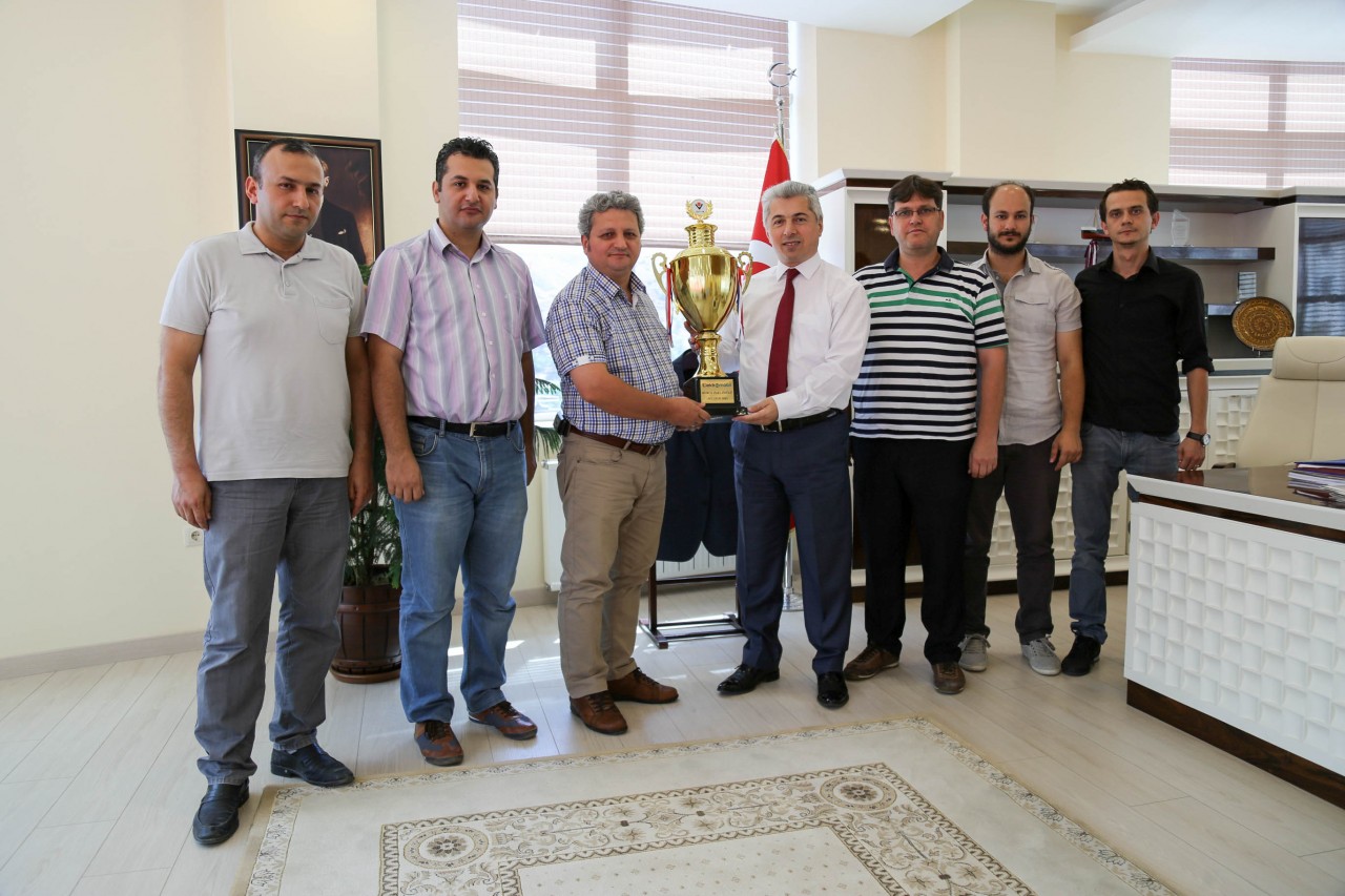 Santa, özel ödülü Rektör Günaydın’a teslim etti 2