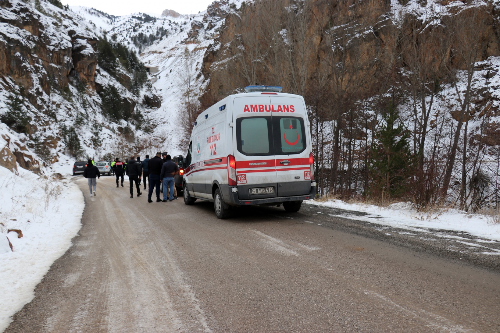 Gümüşhane’de otomobil köprüden yuvarlandı: 2 yaralı 2